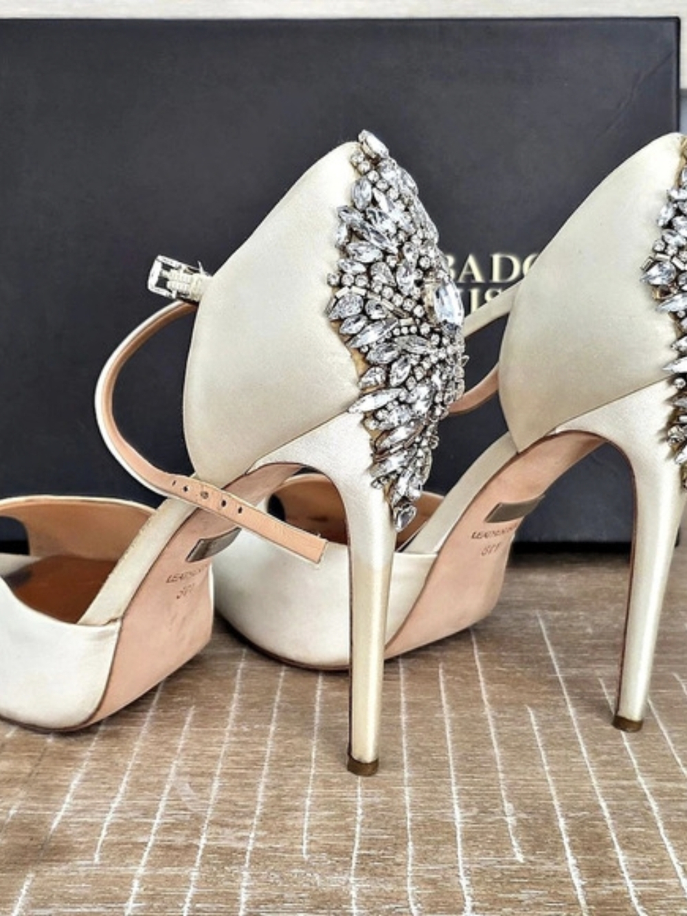 Badgley Mischka Kiara Crystal Back Open Toe Pump White & Gold US 8 M - Picture 4 of 6